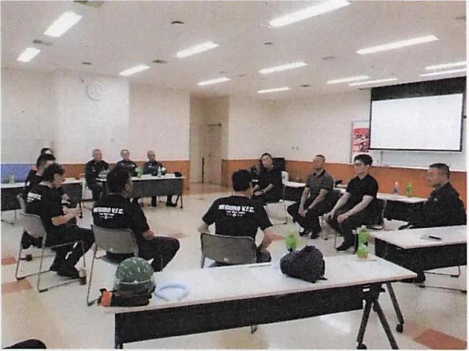 昨年度の体験会で現役消防団員と交流している様子