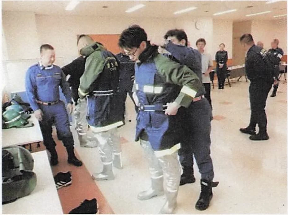 昨年度の体験会で防火衣を試着している参加者