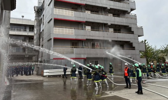 目黒消防団第８分団の放水訓練の様子