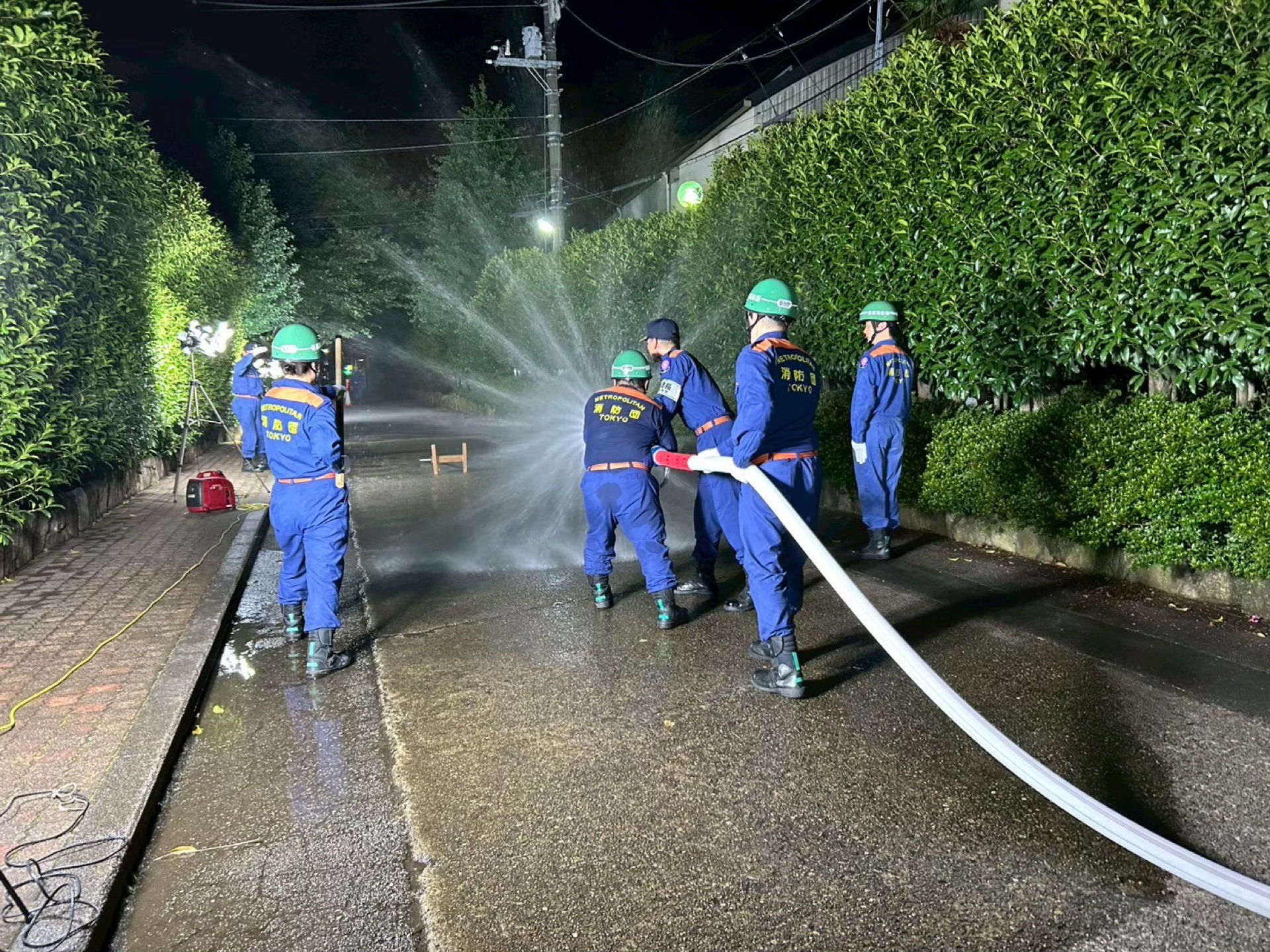 夜間の放水訓練風景