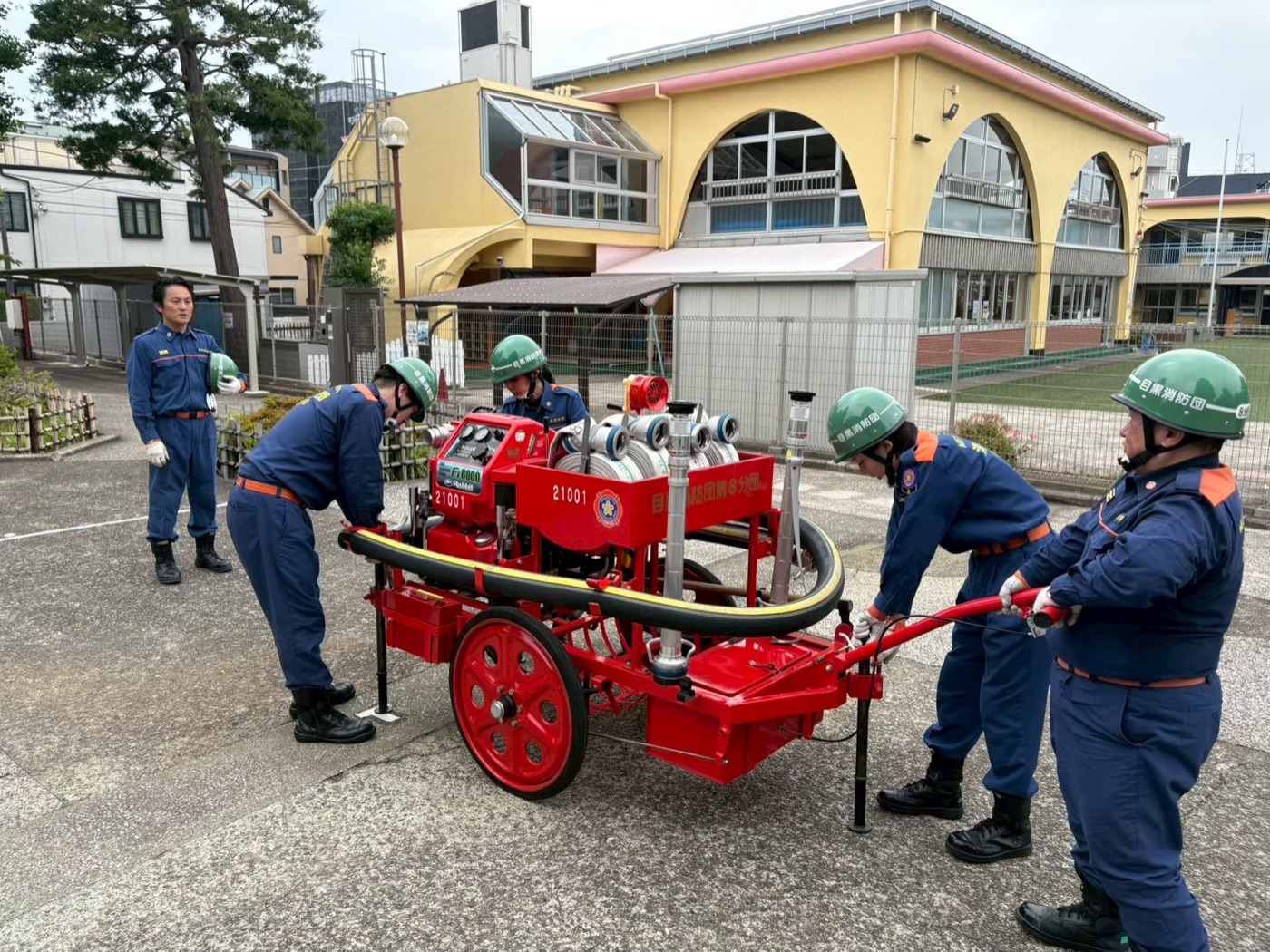 ポンプ車の出動準備